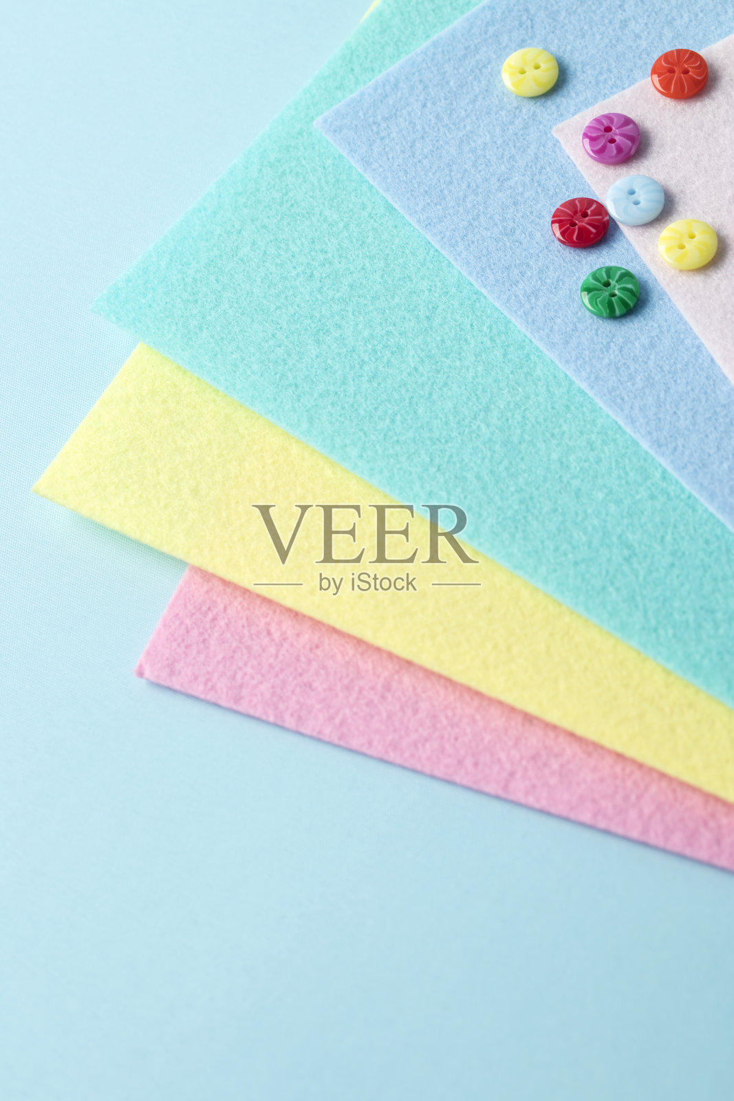 钮扣在毡床单特写照片摄影图片