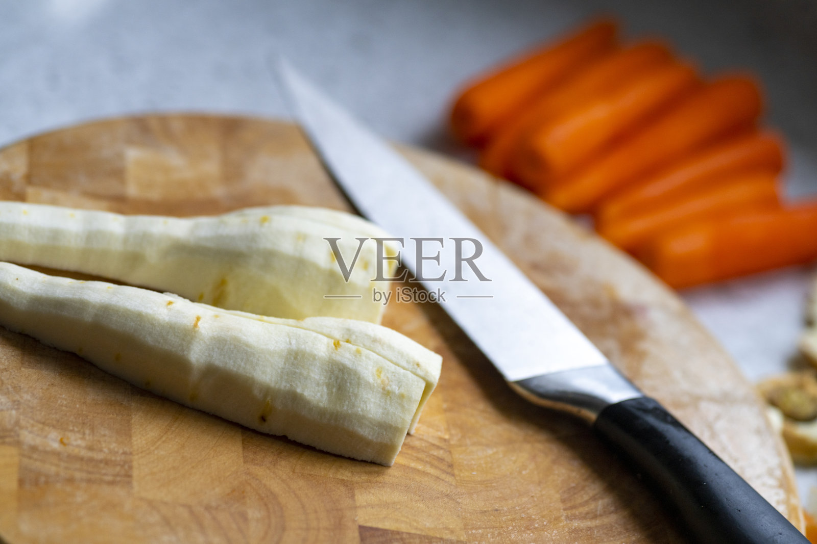 准备烹饪的胡萝卜和防风草照片摄影图片