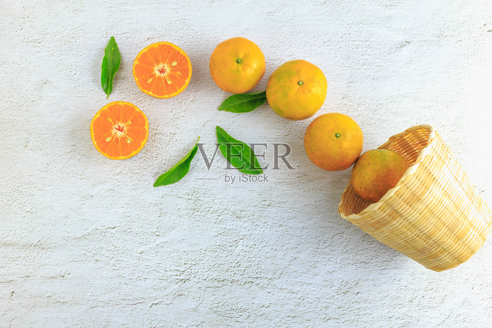 篮子里有新鲜的橘子水果照片摄影图片