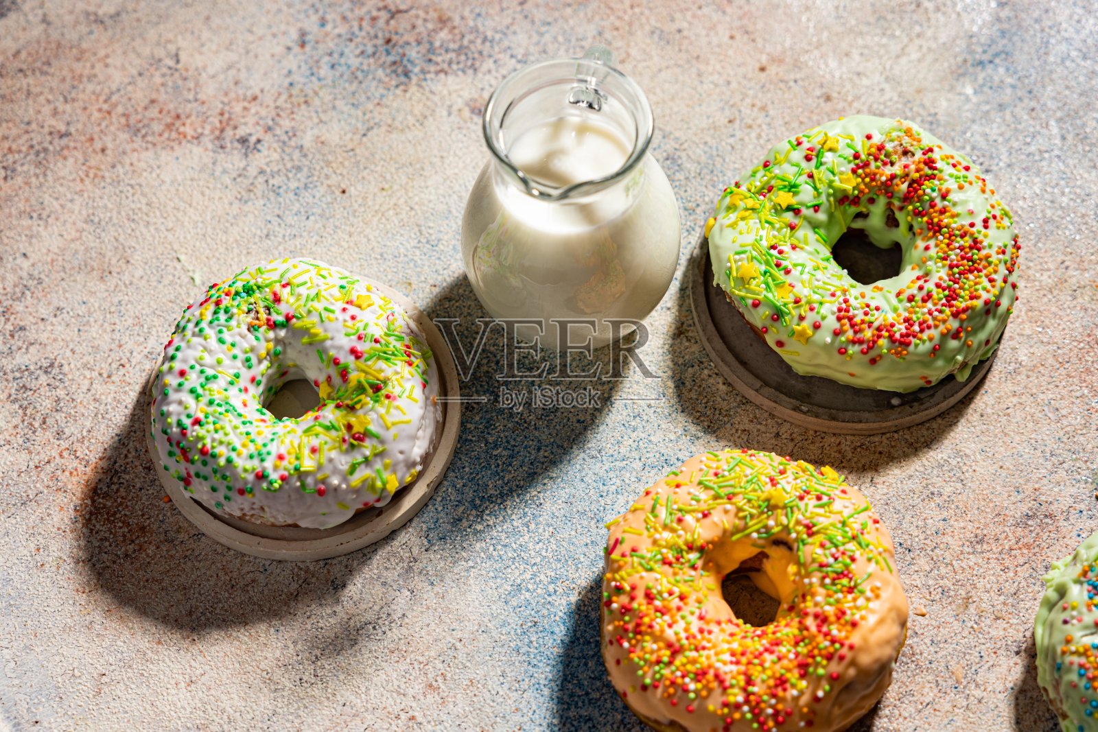 美式甜甜圈和牛奶平铺照片摄影图片