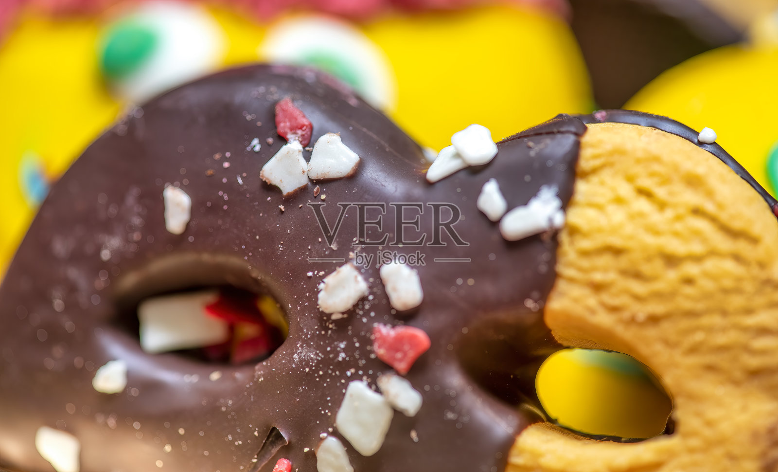 托盘上五颜六色的自制饼干。照片摄影图片