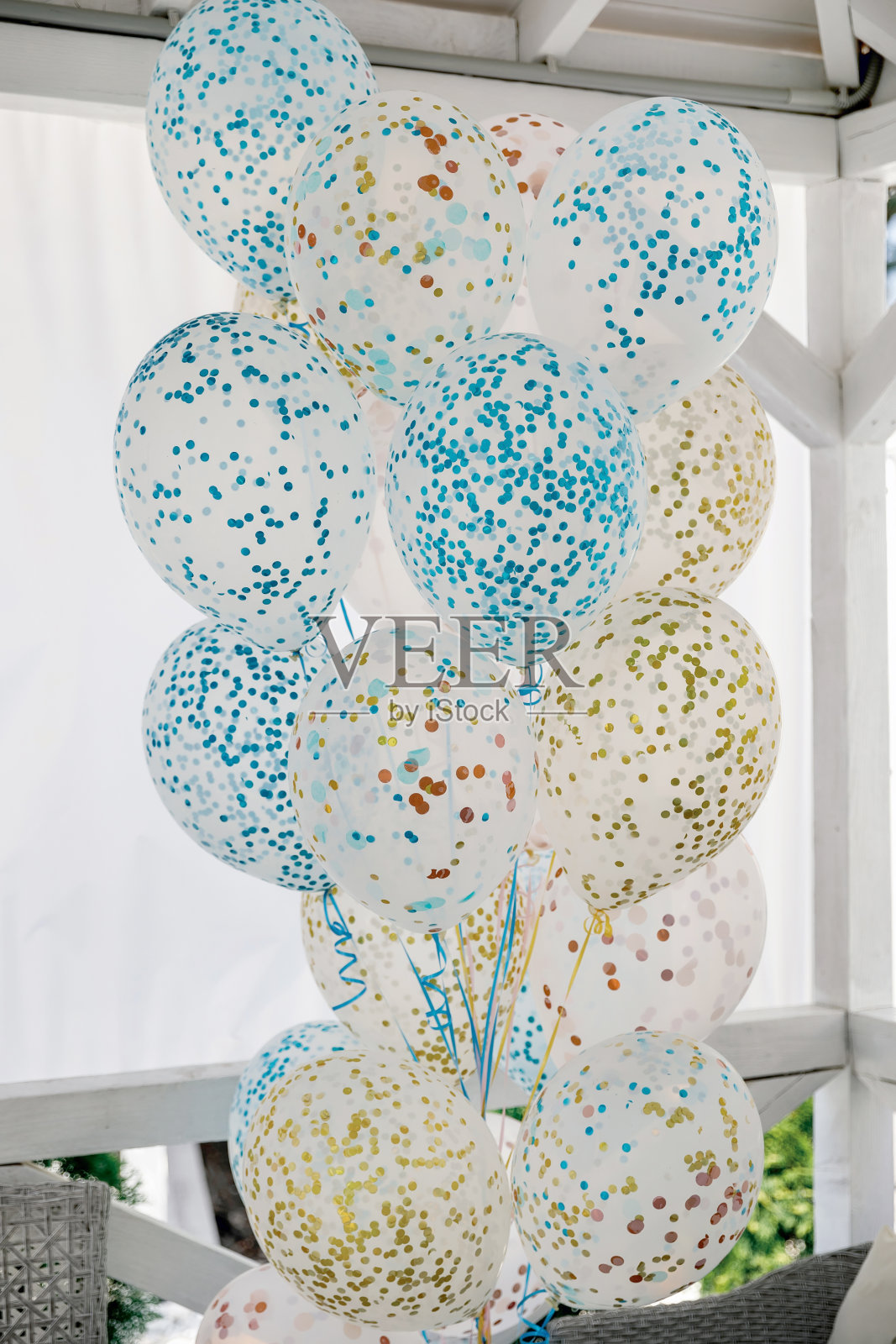 透明的气球，里面有金色、蓝色和粉色的五彩纸屑照片摄影图片