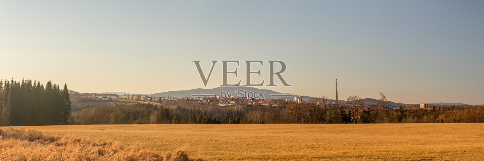 捷克共和国的田野、城市和山脉照片摄影图片