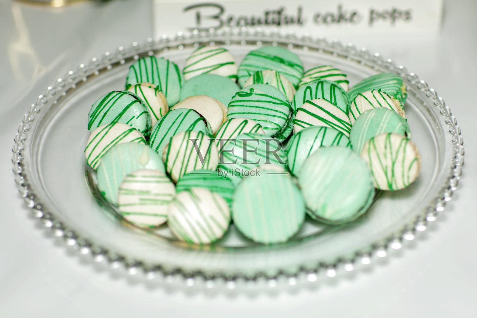 法式甜点马卡龙，以香草和白巧克力甘纳许为背景照片摄影图片