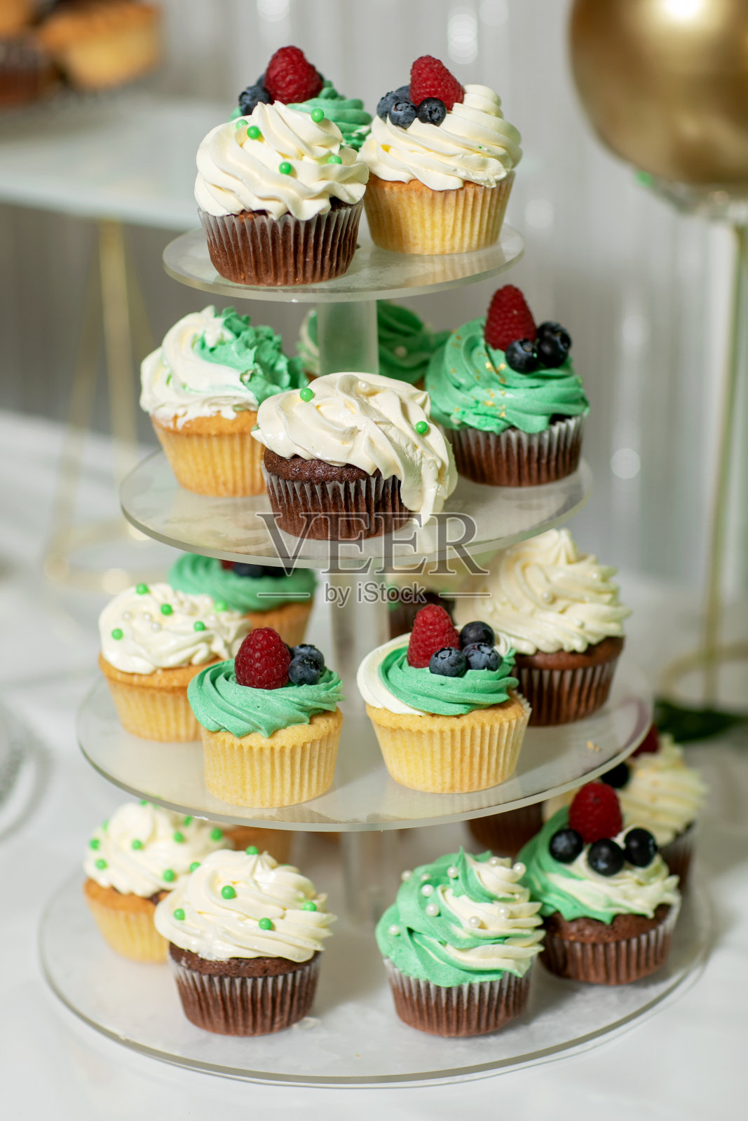 美味甜美的纸杯蛋糕摆在货架上，特写镜头。照片摄影图片