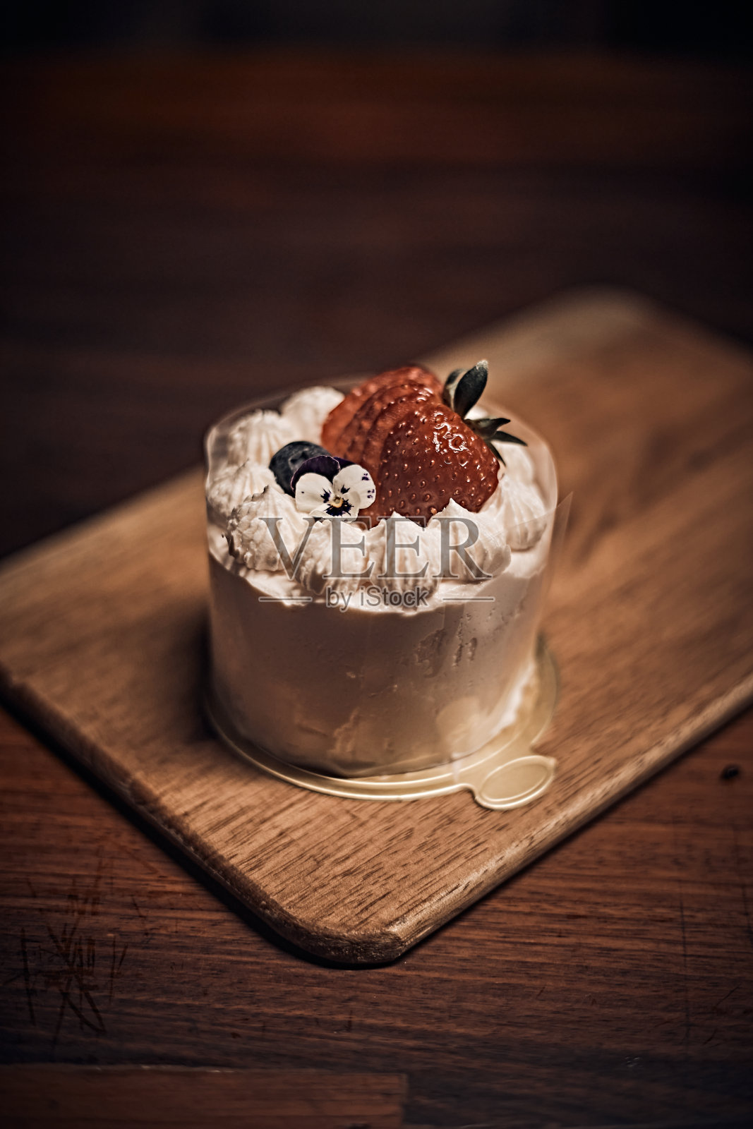 自制蛋糕、奶油、草莓照片摄影图片