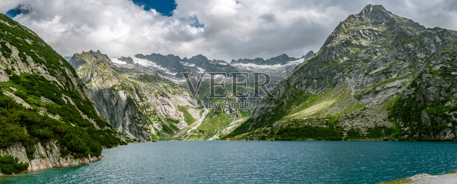 被瑞士阿尔卑斯山环绕的吉尔默西湖的美丽景色照片摄影图片