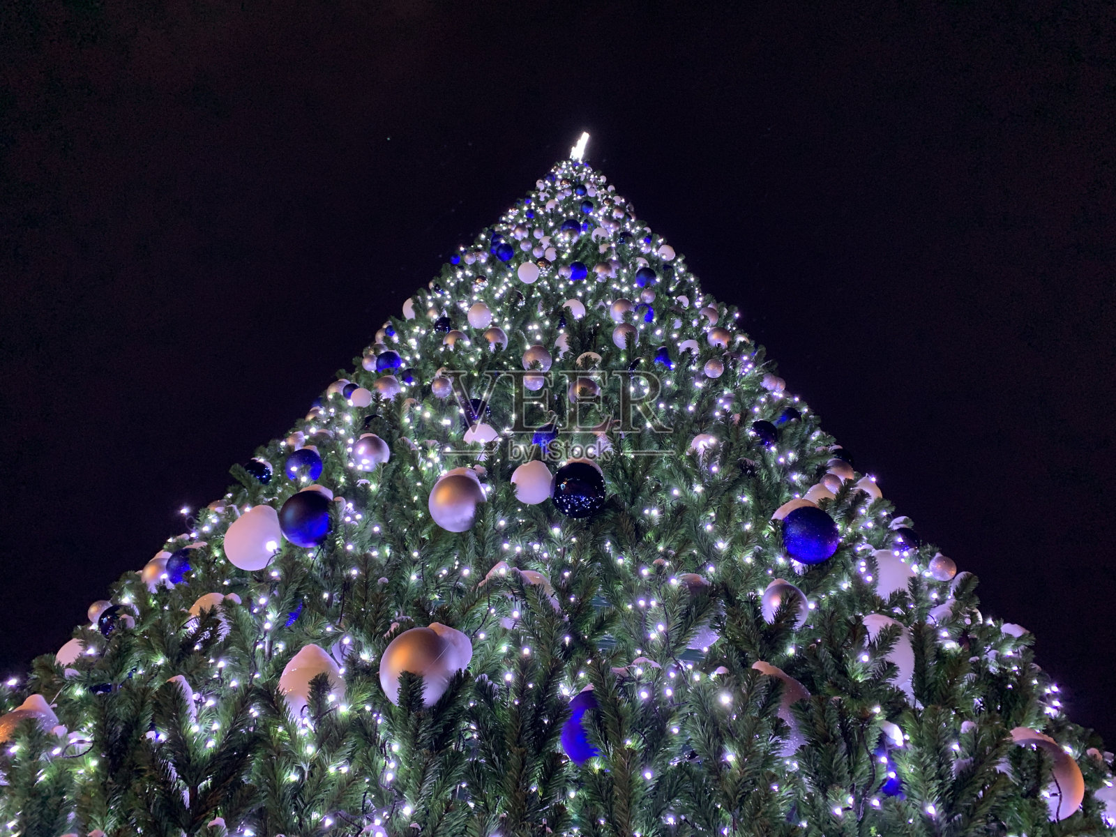 发光的圣诞树照片摄影图片