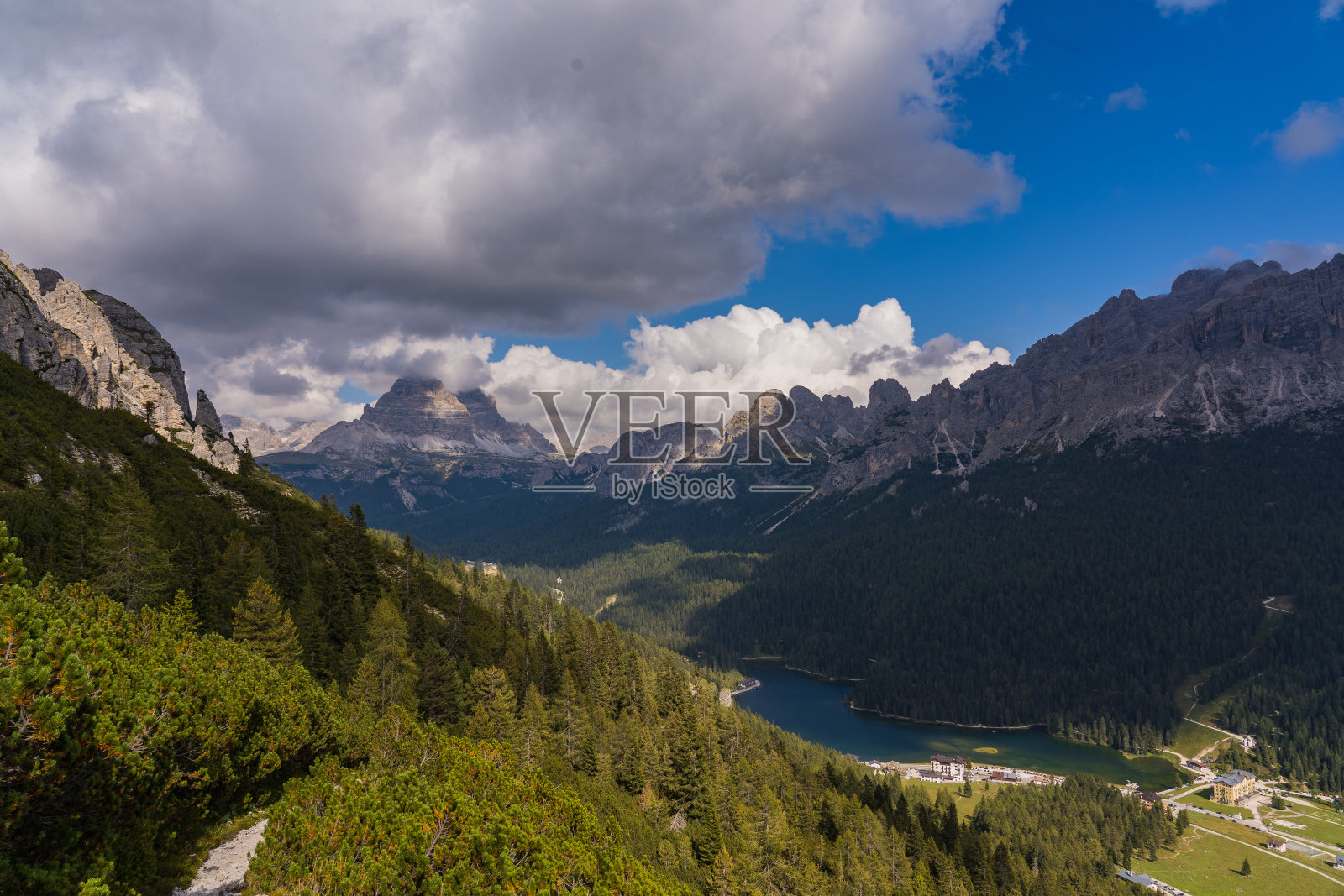 密苏里纳湖和拉瓦雷多的三座山峰照片摄影图片