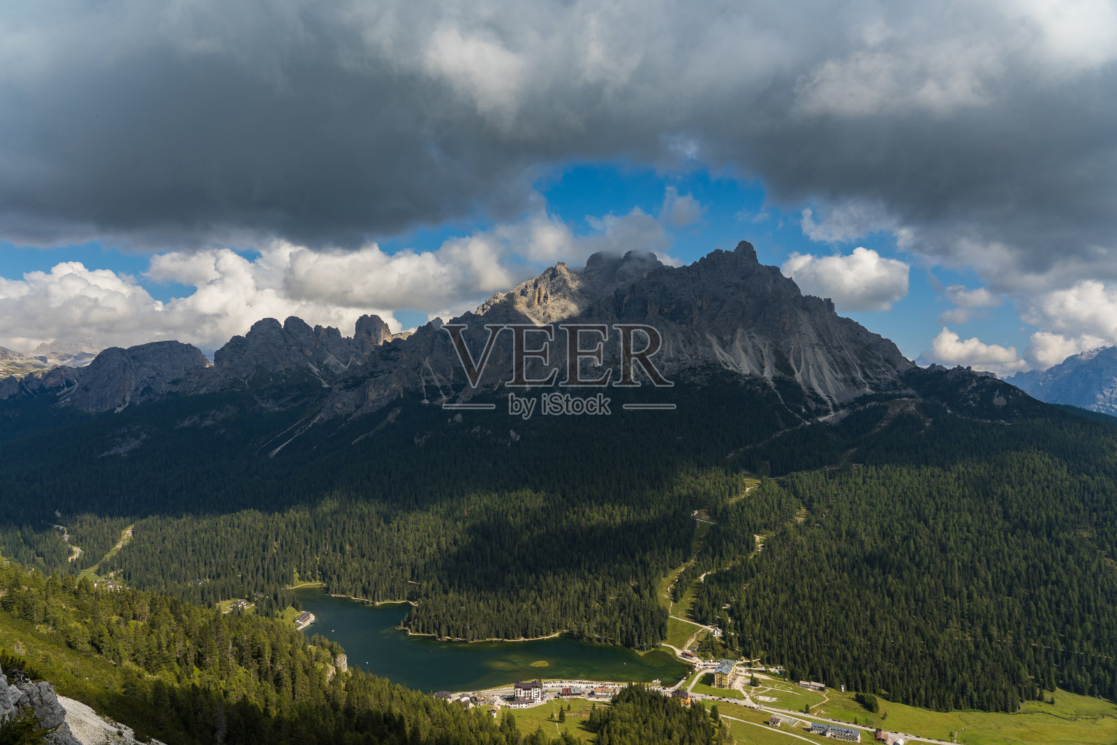 密苏里纳湖和拉瓦雷多的三座山峰照片摄影图片