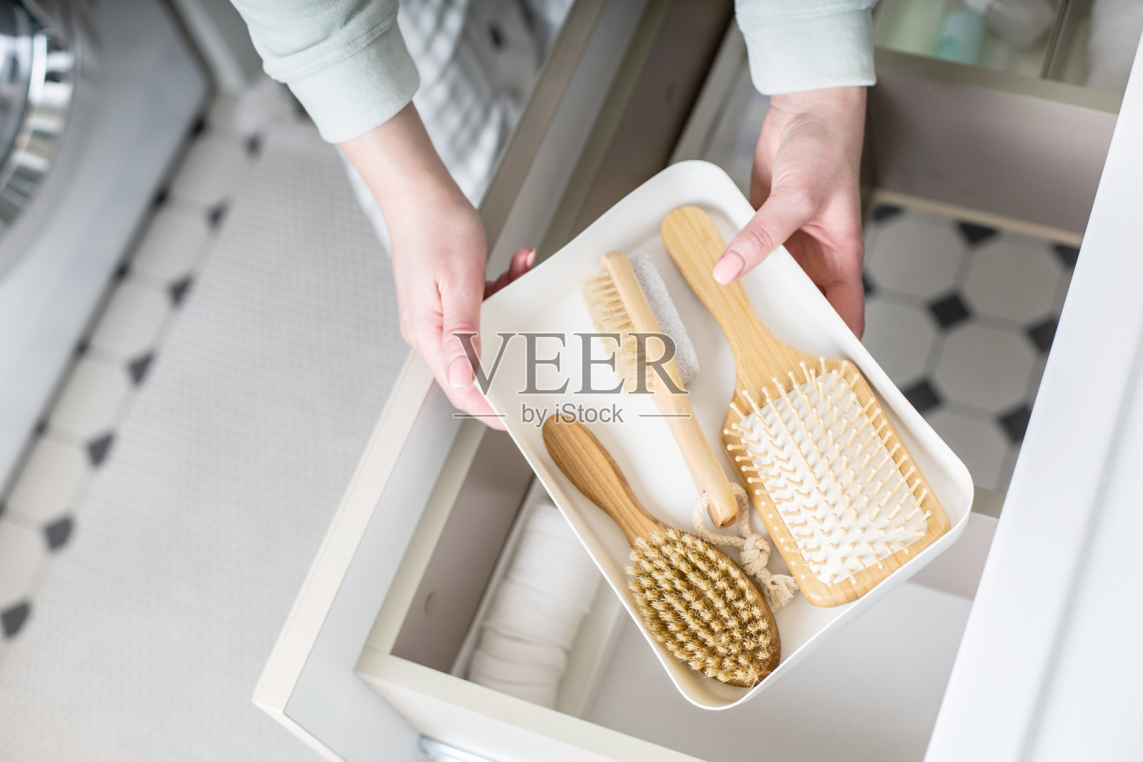 俯视图女性家庭主妇组织浴室设施和洗漱用品在开放的抽屉下水槽照片摄影图片