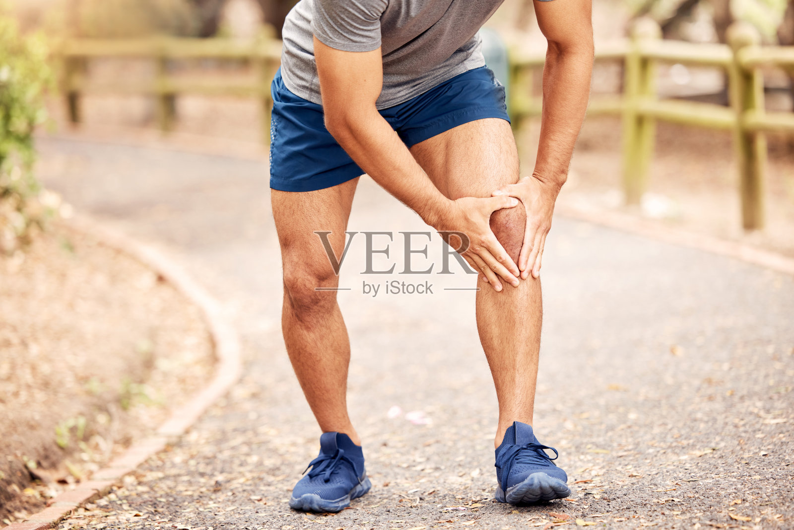 这张照片拍摄的是一名在大自然中锻炼的男子，他经历了膝盖疼痛照片摄影图片