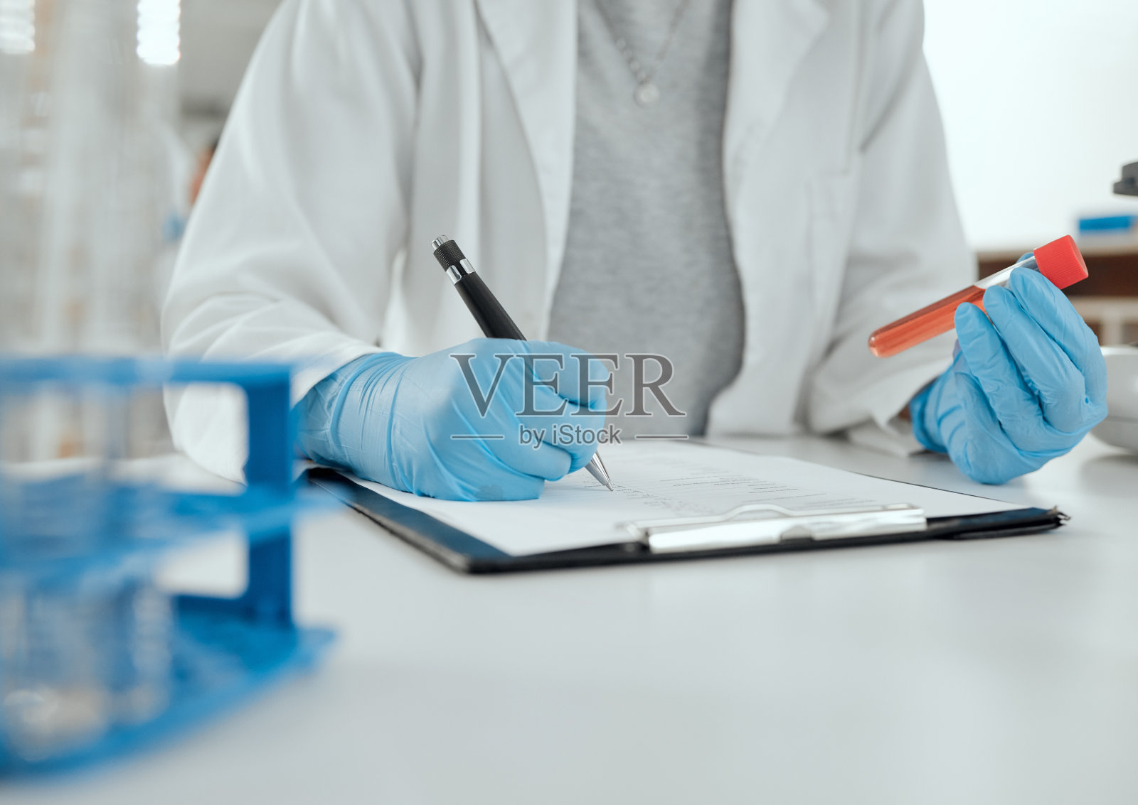 拍摄的是一位科学家拿着样本做笔记照片摄影图片