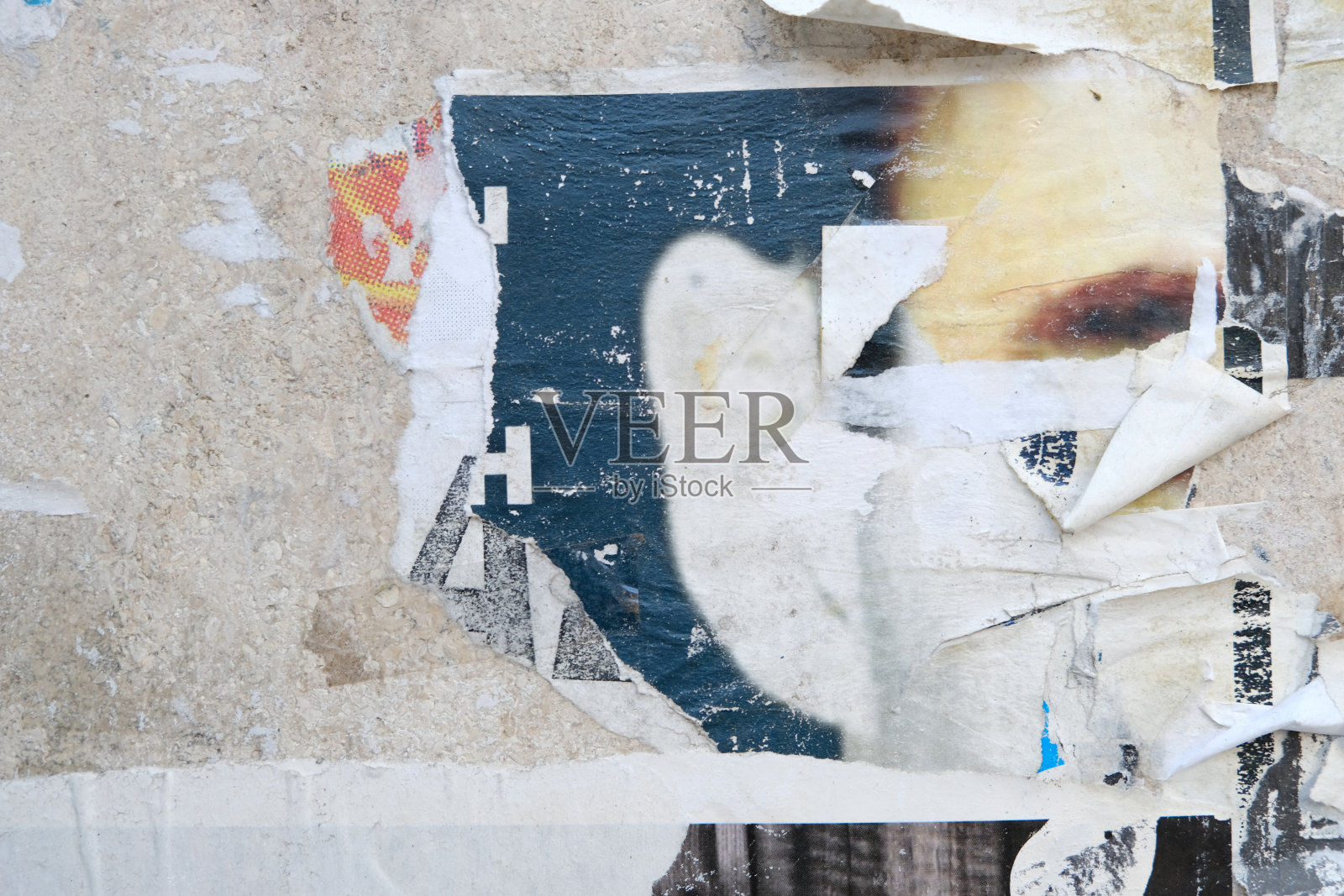 撕破的街头海报背景。撕纸纹理。照片摄影图片