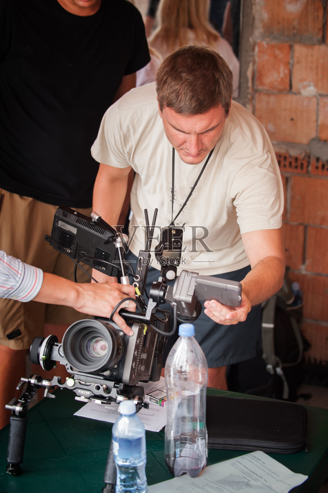后面的场景。一个摄影师在户外拍摄照片摄影图片