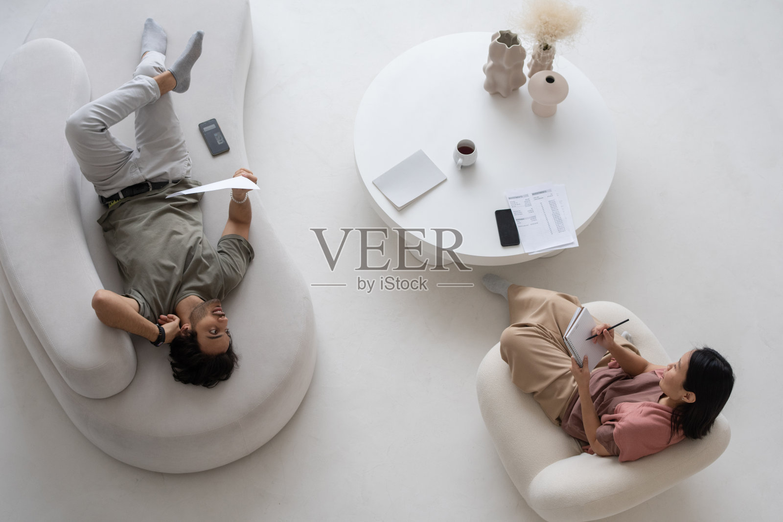 两个年轻的休闲服装专家讨论财务数据的概述照片摄影图片