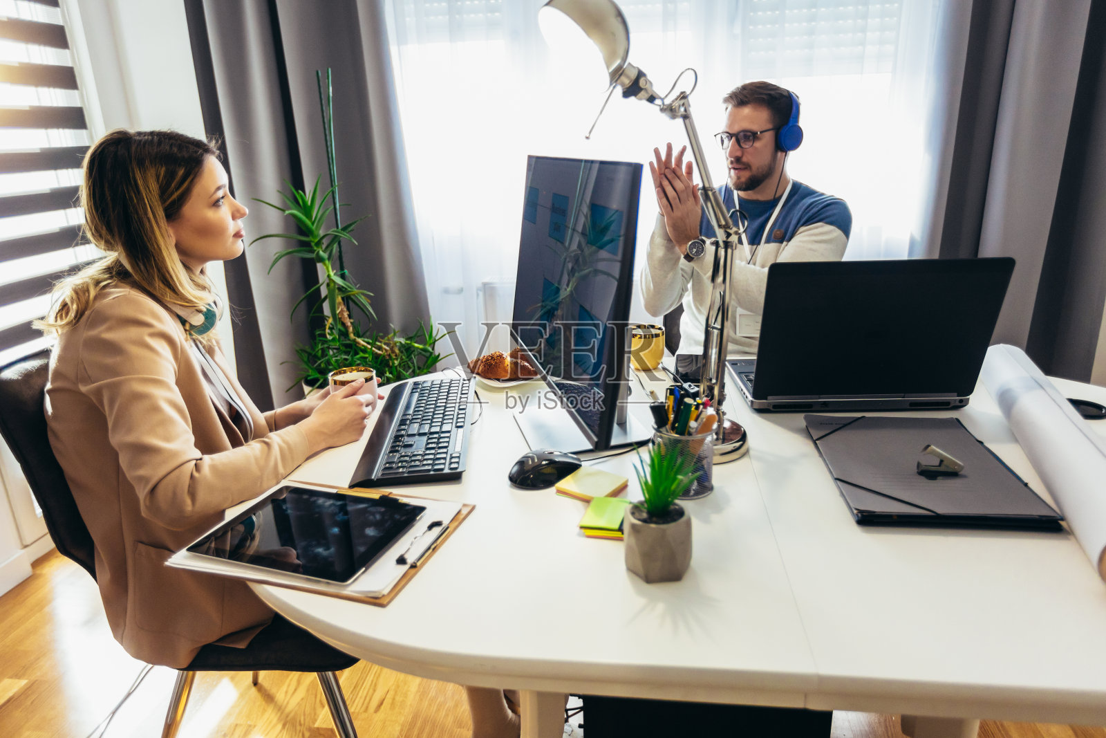 商务人士在工作场所的办公室里找乐子聊天照片摄影图片