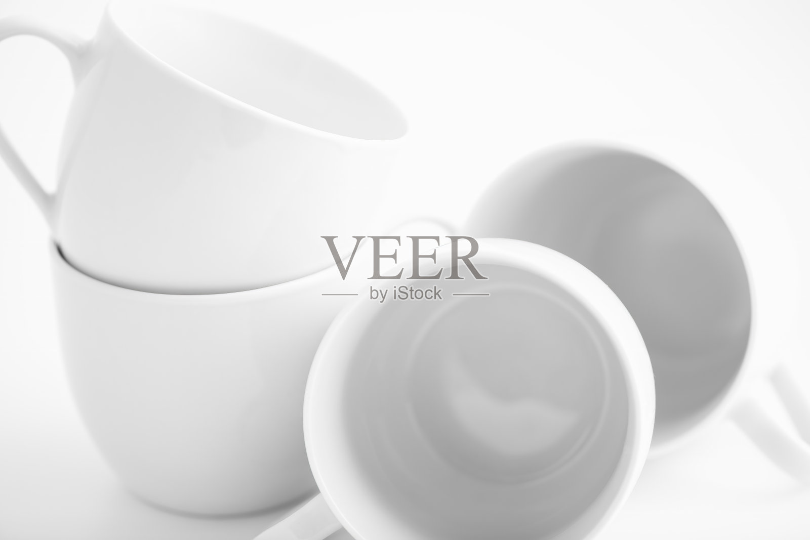 白色的杯子在白色的背景照片摄影图片