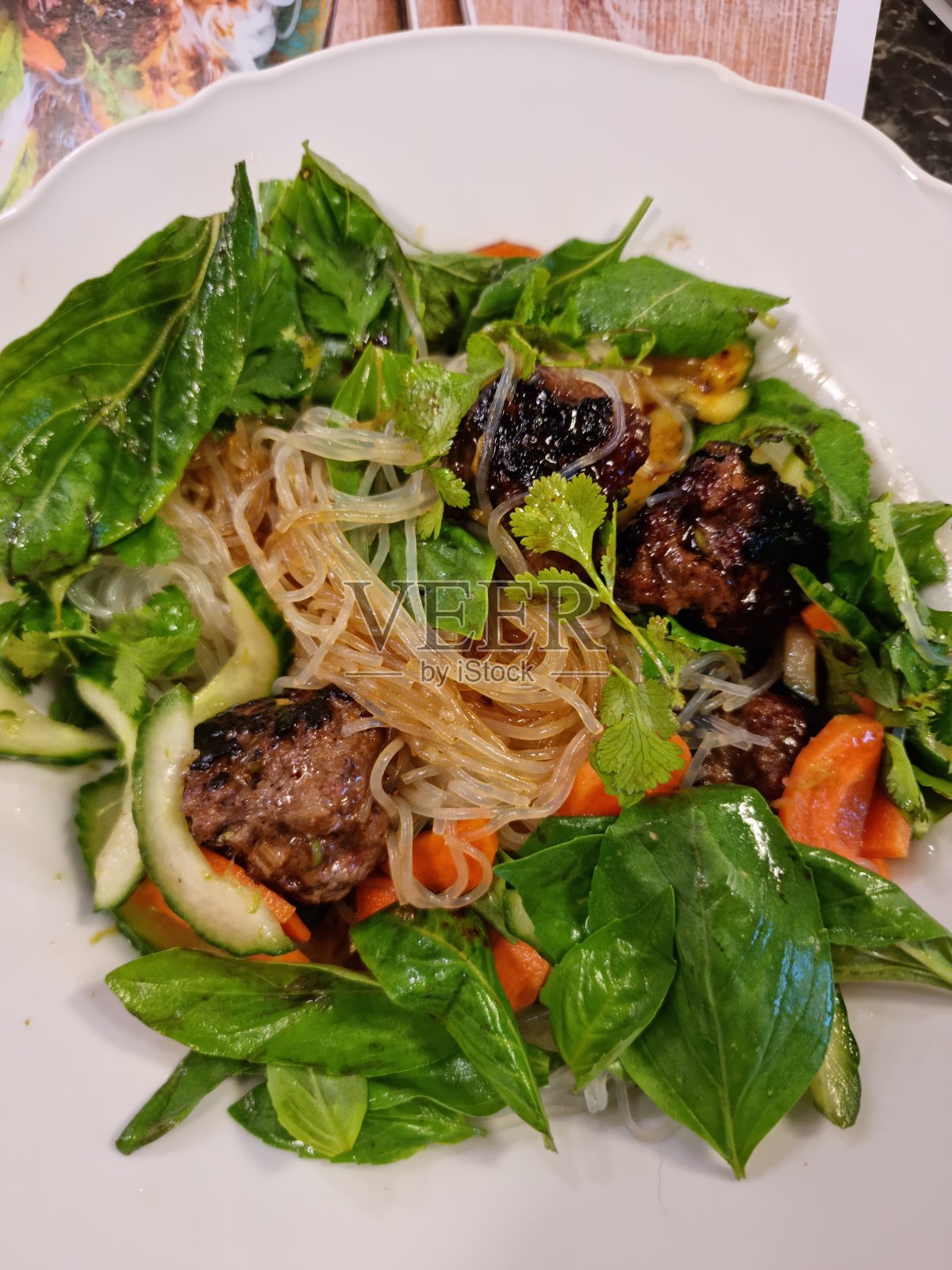 带玻璃球的越南肉丸照片摄影图片