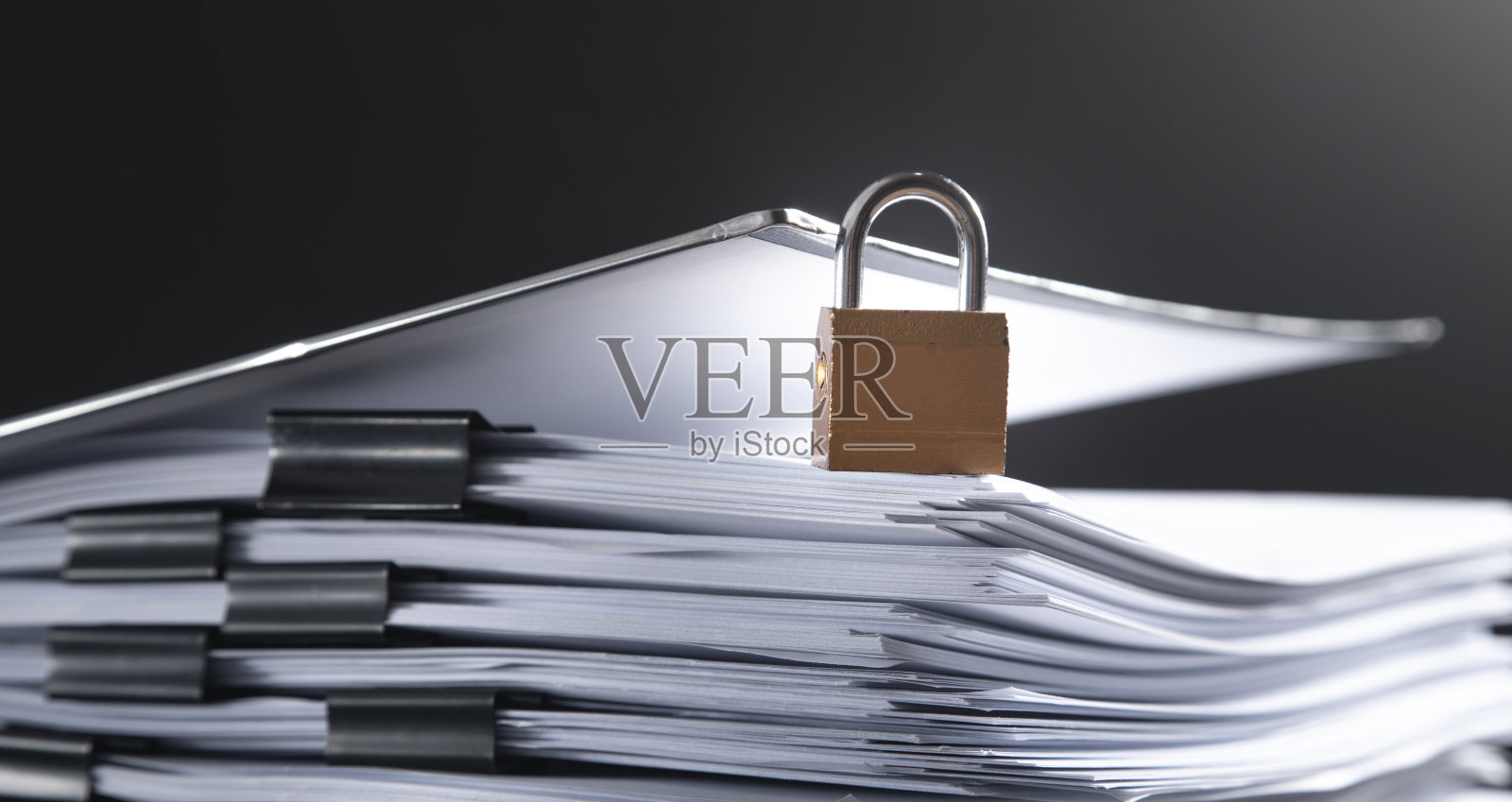 用挂锁锁住文件和文件。数据安全照片摄影图片