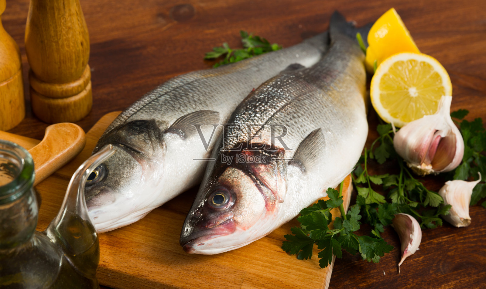 配生鲈鱼的砧板照片摄影图片