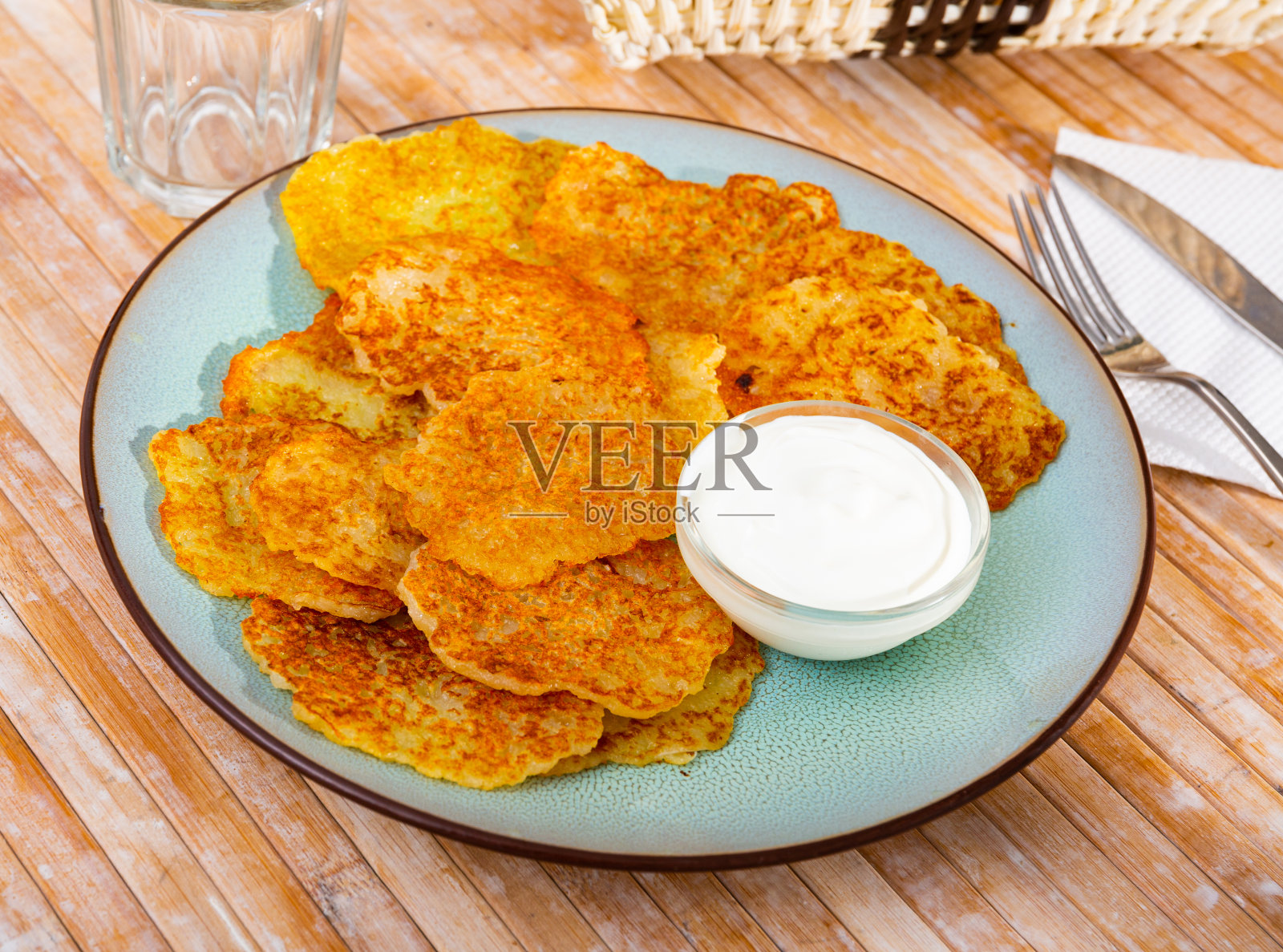 土豆煎饼配酸奶油照片摄影图片