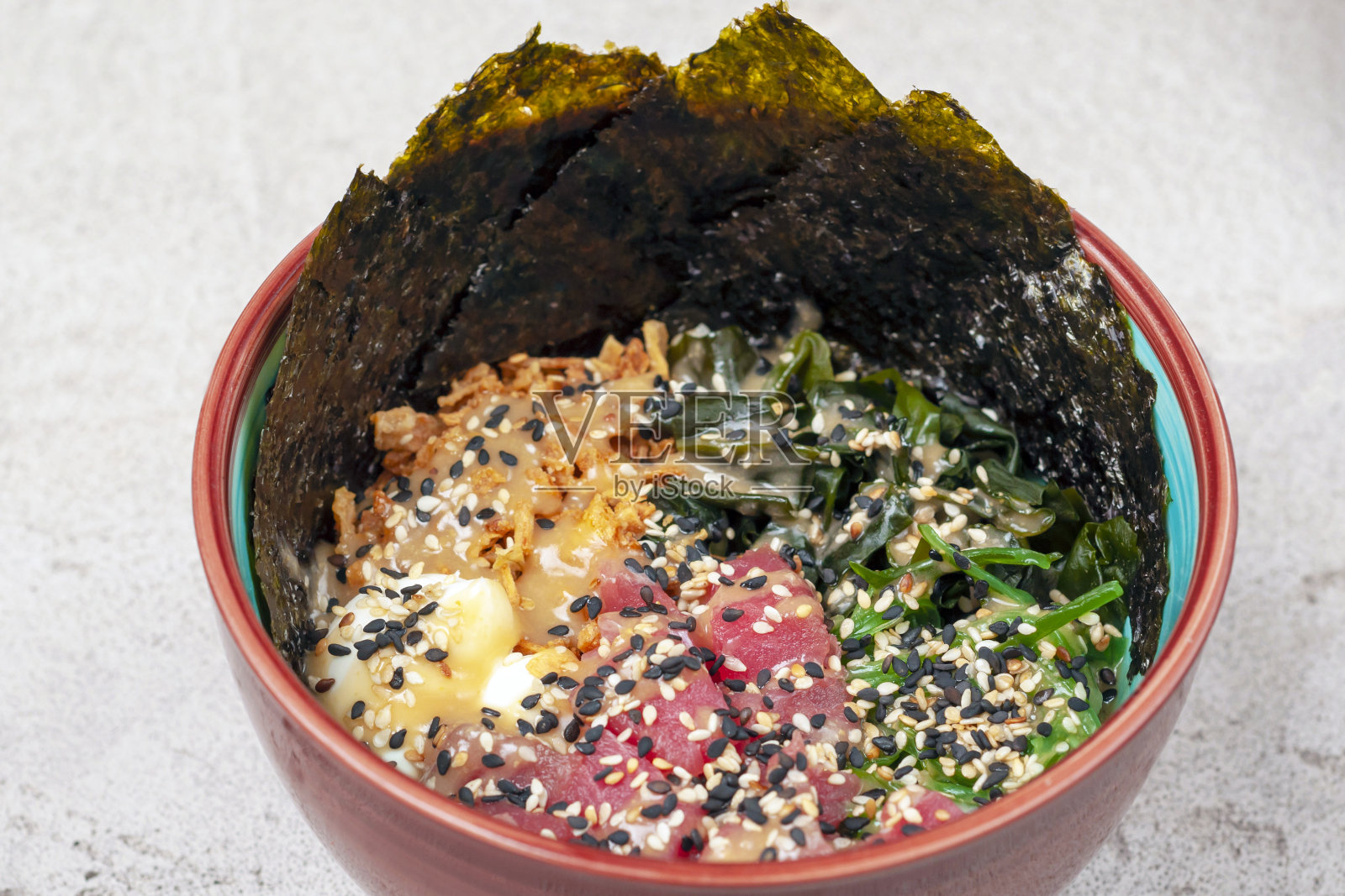 刺戳金枪鱼沙拉是夏威夷和日本的传统美食，装在盘子里，放在画框中间。照片摄影图片