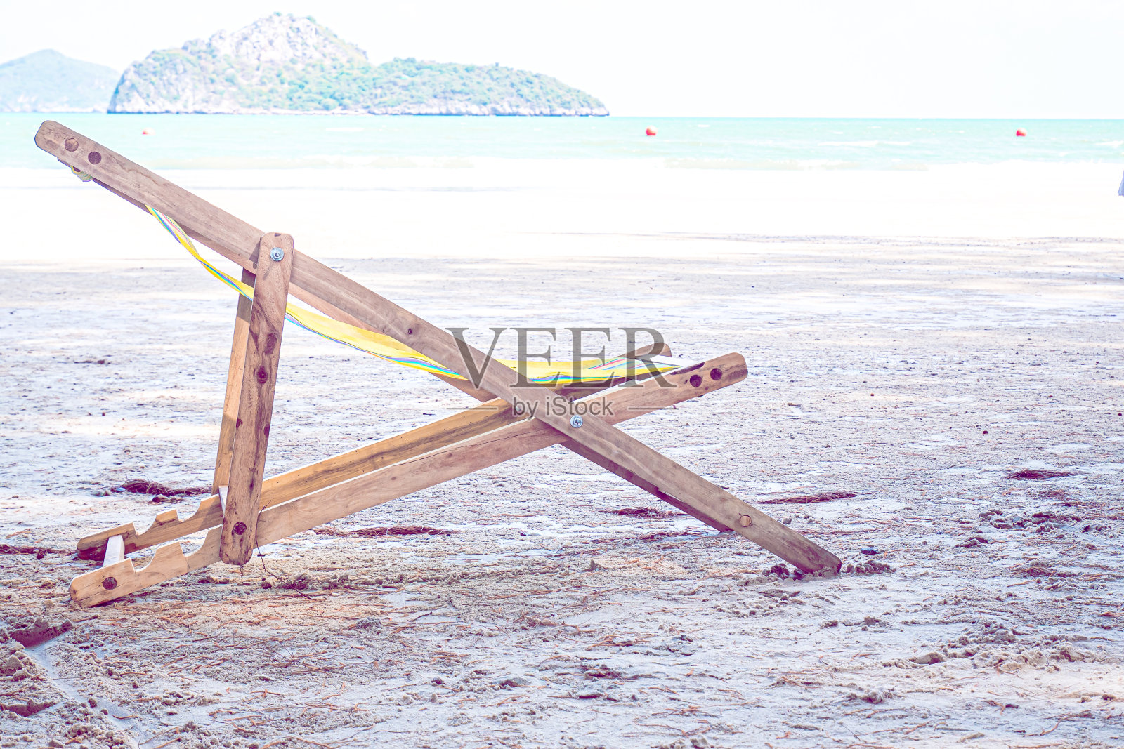 沙滩椅在沙滩上的沙滩在夏天的时间旅行假期放松在自然景观的背景。照片摄影图片