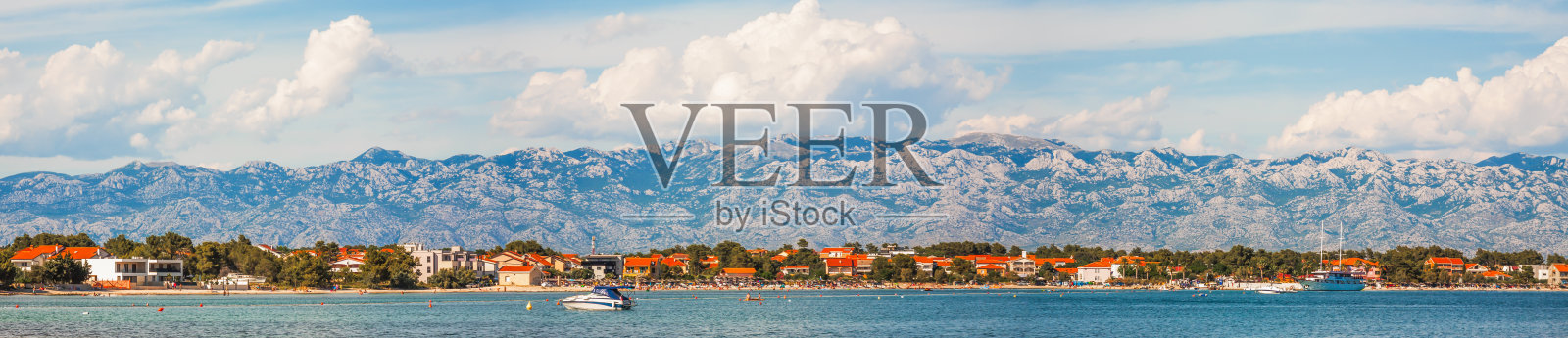 美丽的海岸，蓝色的大海和城市Vir在远处照片摄影图片