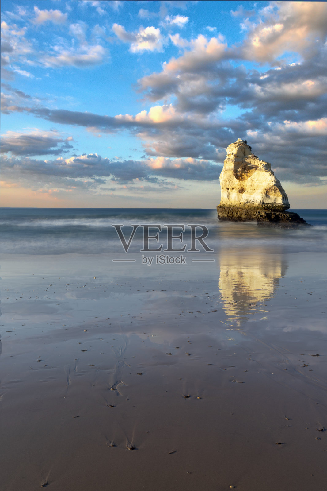 沙滩上的岩石，阿尔加维照片摄影图片