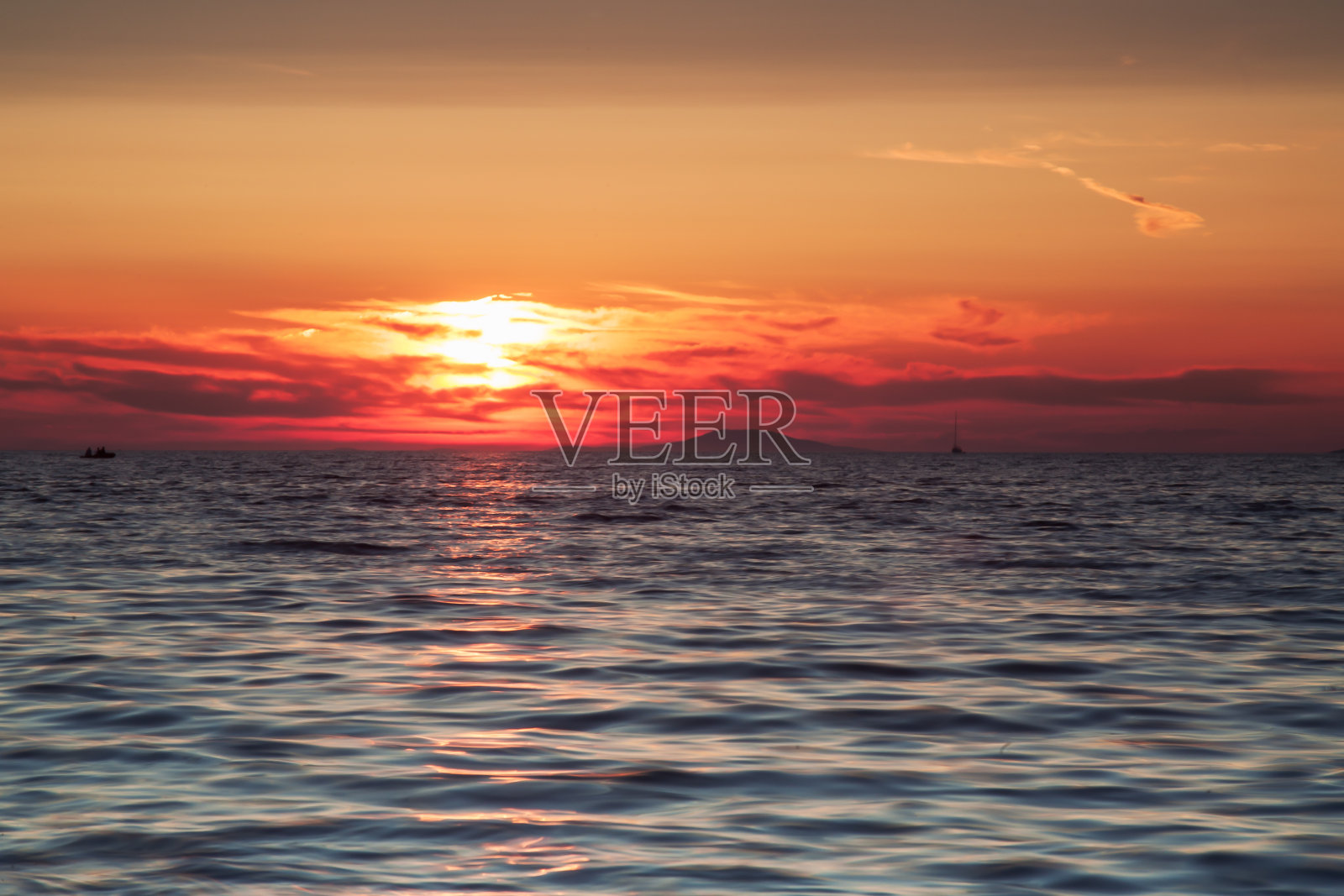 蓝色的大海和橙色的夜空照片摄影图片