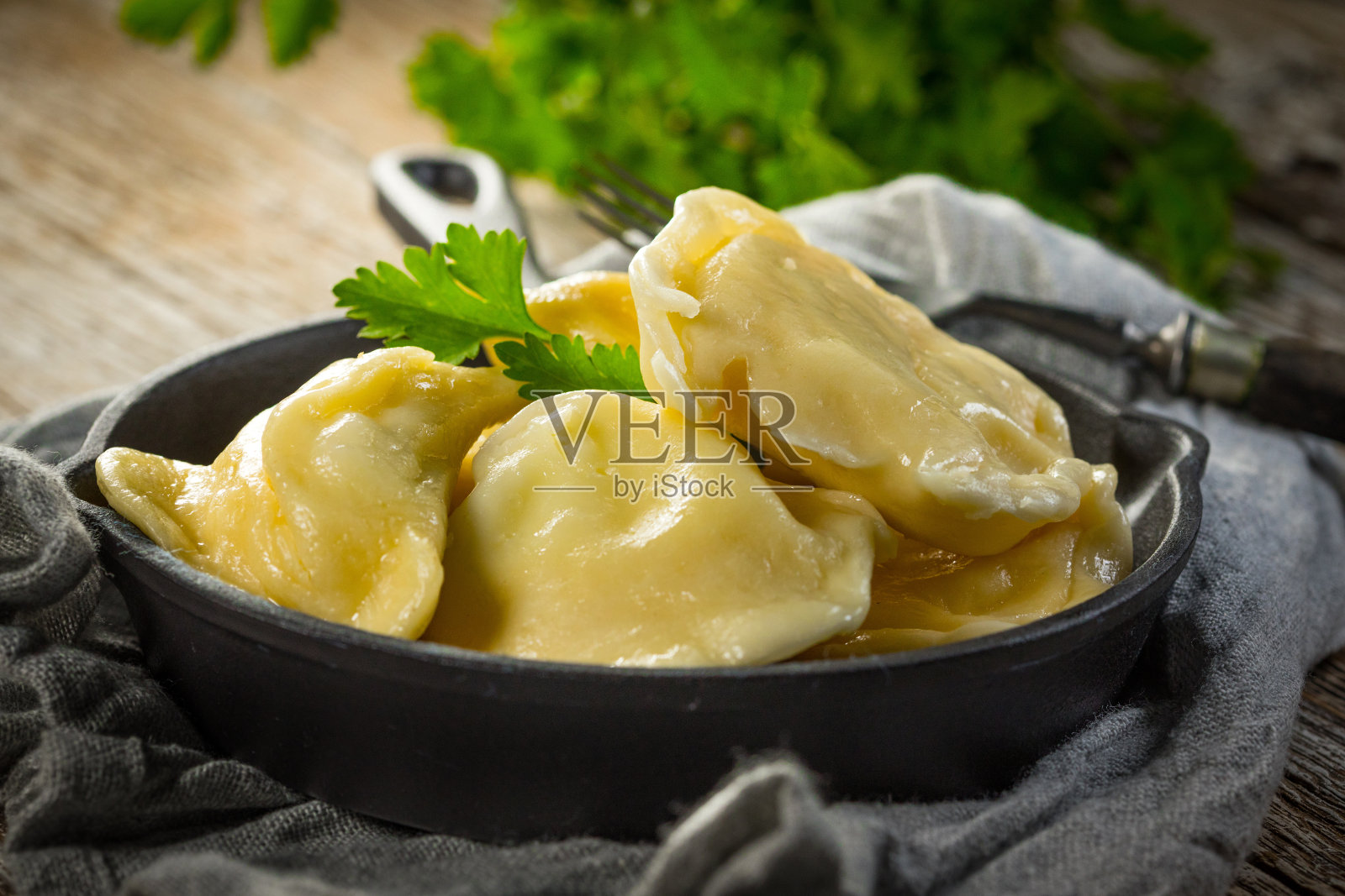 手工制作的饺子。照片摄影图片