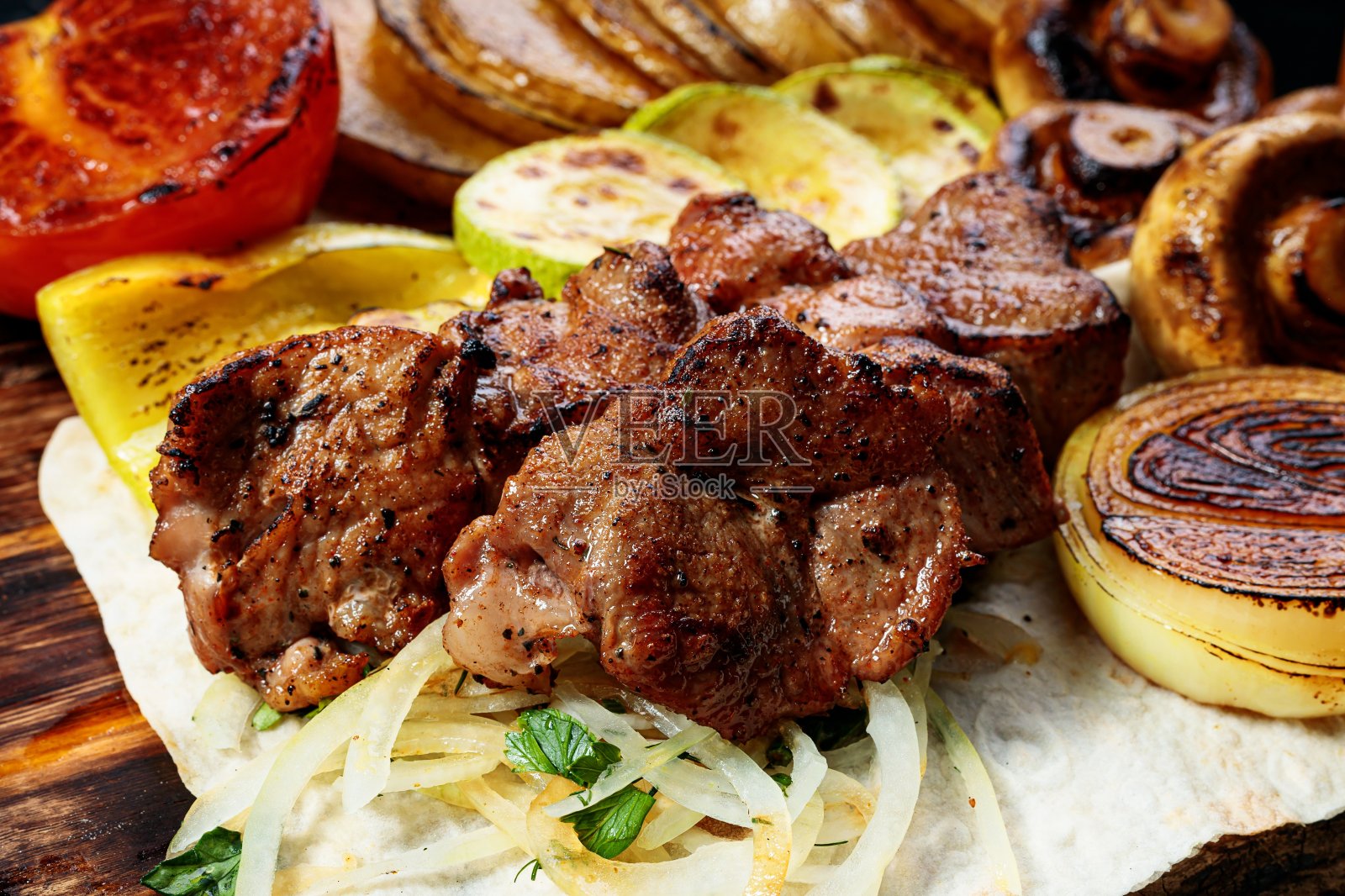 开胃的烤肉。什锦蔬菜和蘑菇。特写镜头照片摄影图片