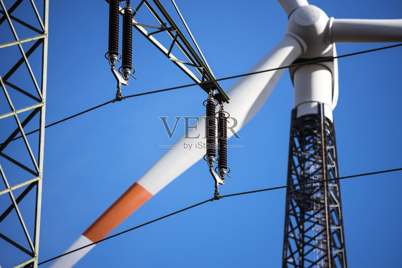 在风力涡轮机前面的现代高压道路照片摄影图片