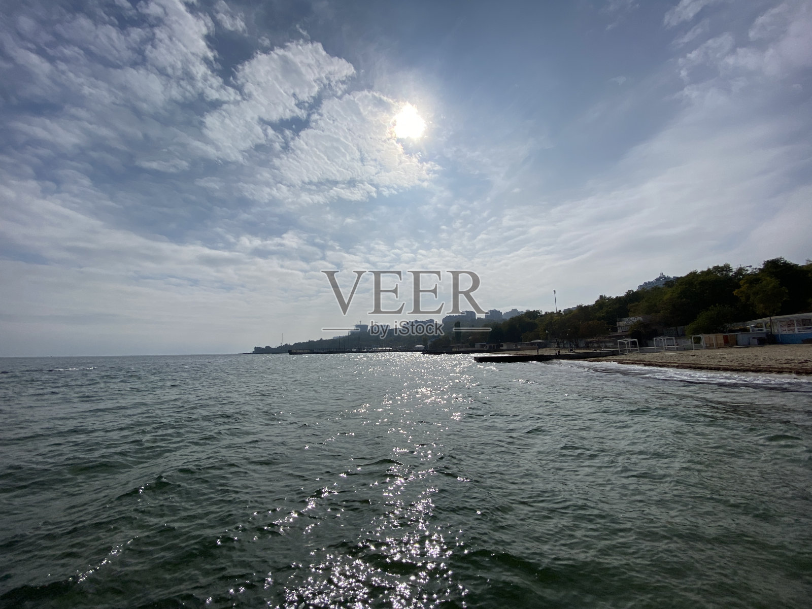 在阴沉的一天从岩石海滩的海景照片摄影图片