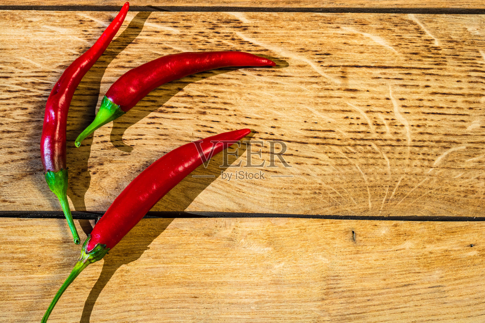 木桌上放着红辣椒照片摄影图片