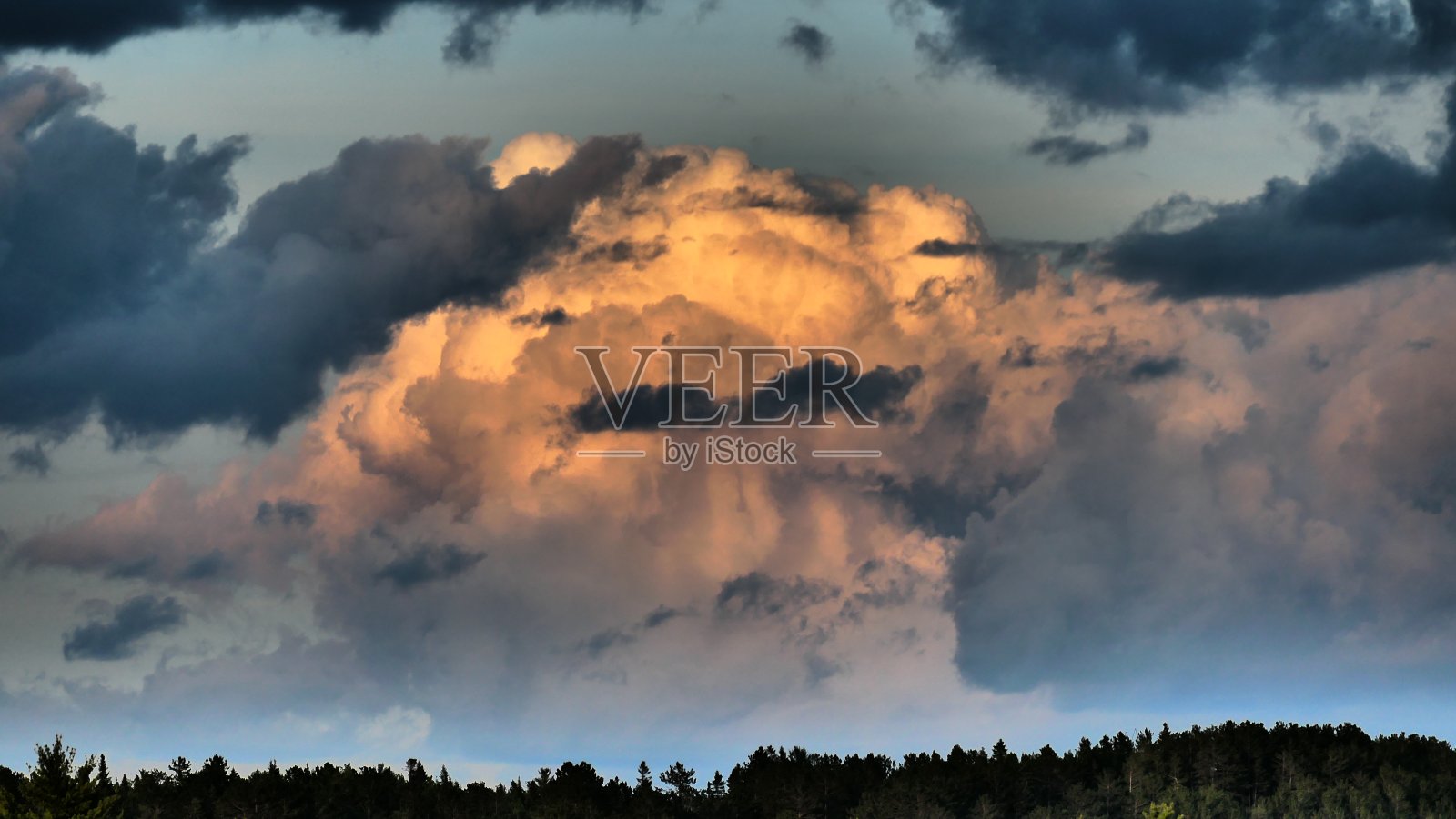 被太阳照得像脸的大云照片摄影图片