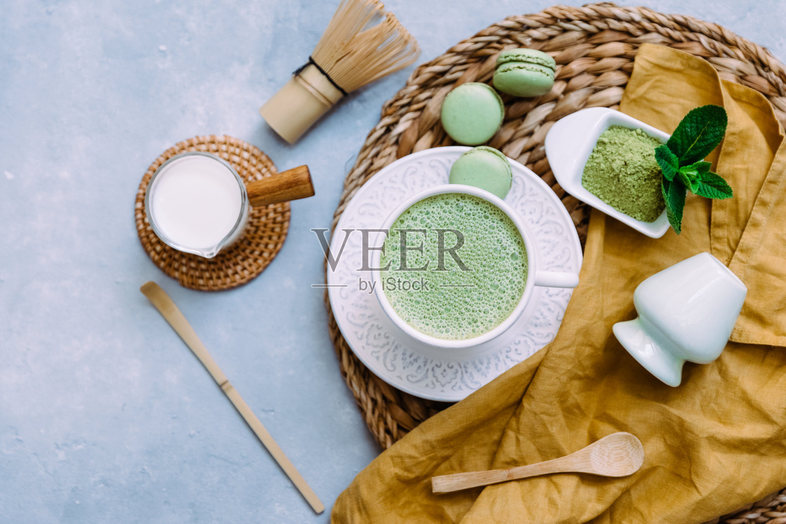 绿色抹茶饮品，淡色背景。日本茶道的概念。平躺俯视图照片摄影图片