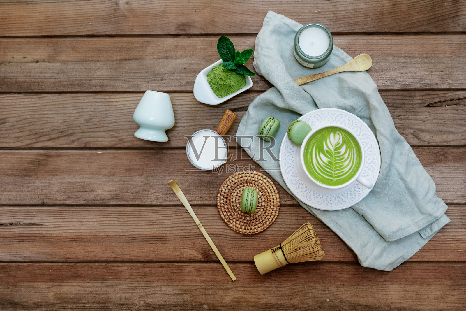 绿色抹茶拿铁饮品及配件。日本茶道的概念。泡抹茶用的茶茶勺和茶竹打蛋器。照片摄影图片