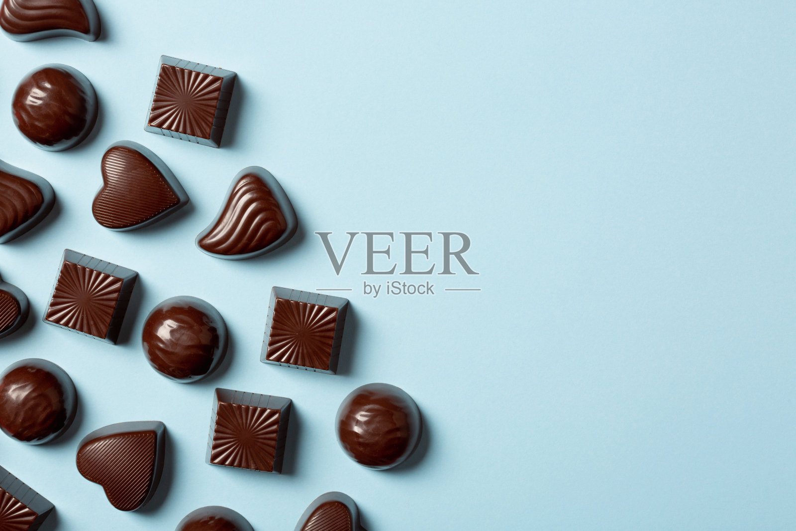 蓝色背景的巧克力果仁花色照片摄影图片