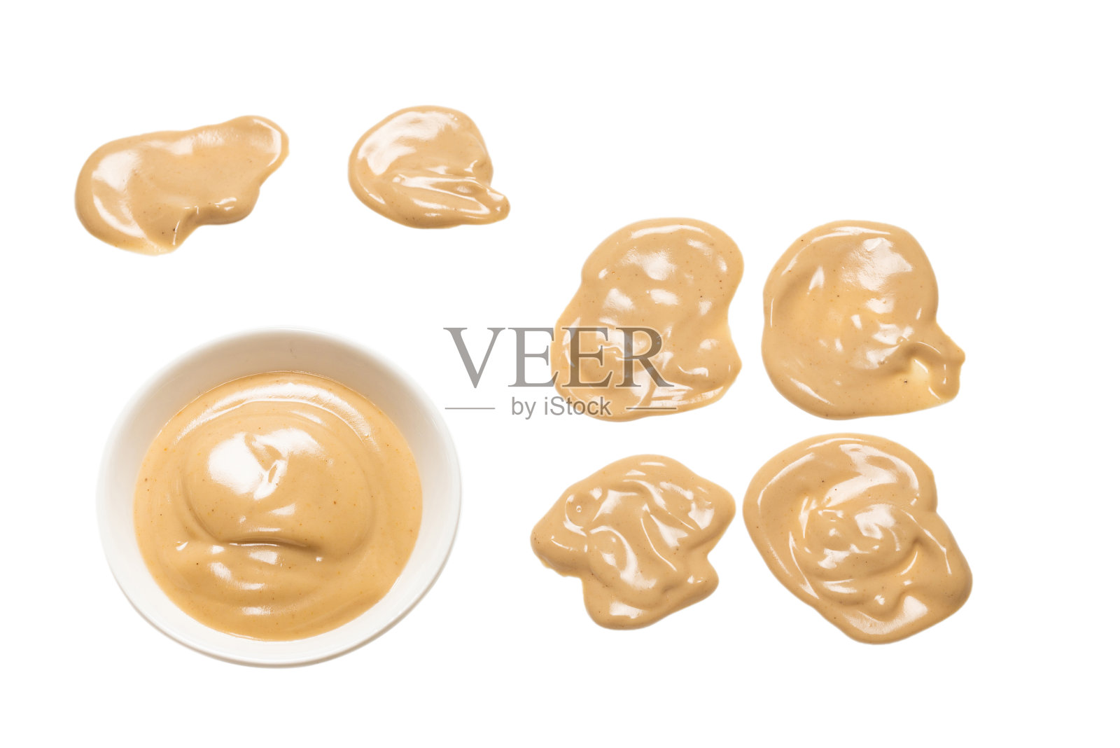 蘑菇酱放在碗里，白色背景。照片摄影图片