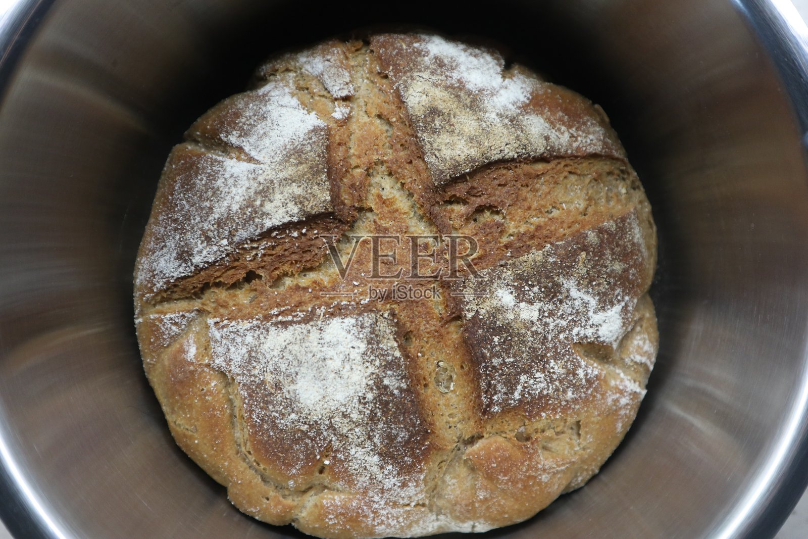 一种在锅里烤的德国面包，有一个横缝，配上美味的香料。可惜还没有气味照片。黑麦和斯佩耳特面粉制成的面包照片摄影图片