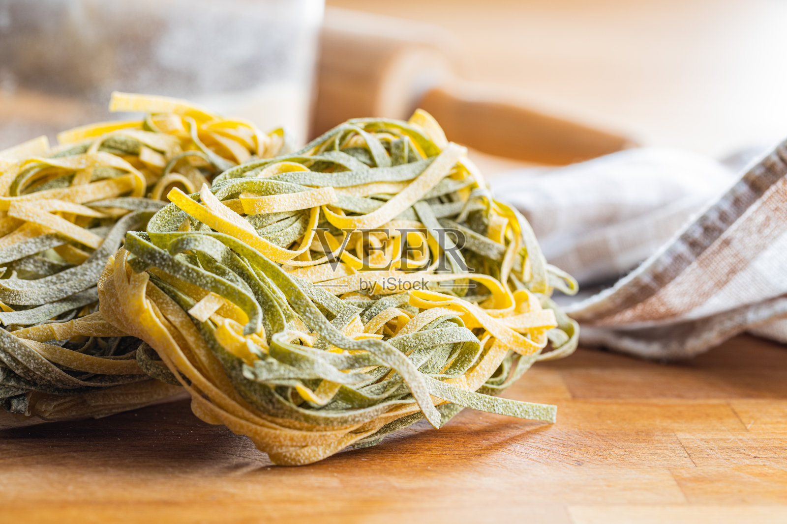 鸡蛋面条。面条有菠菜味。照片摄影图片