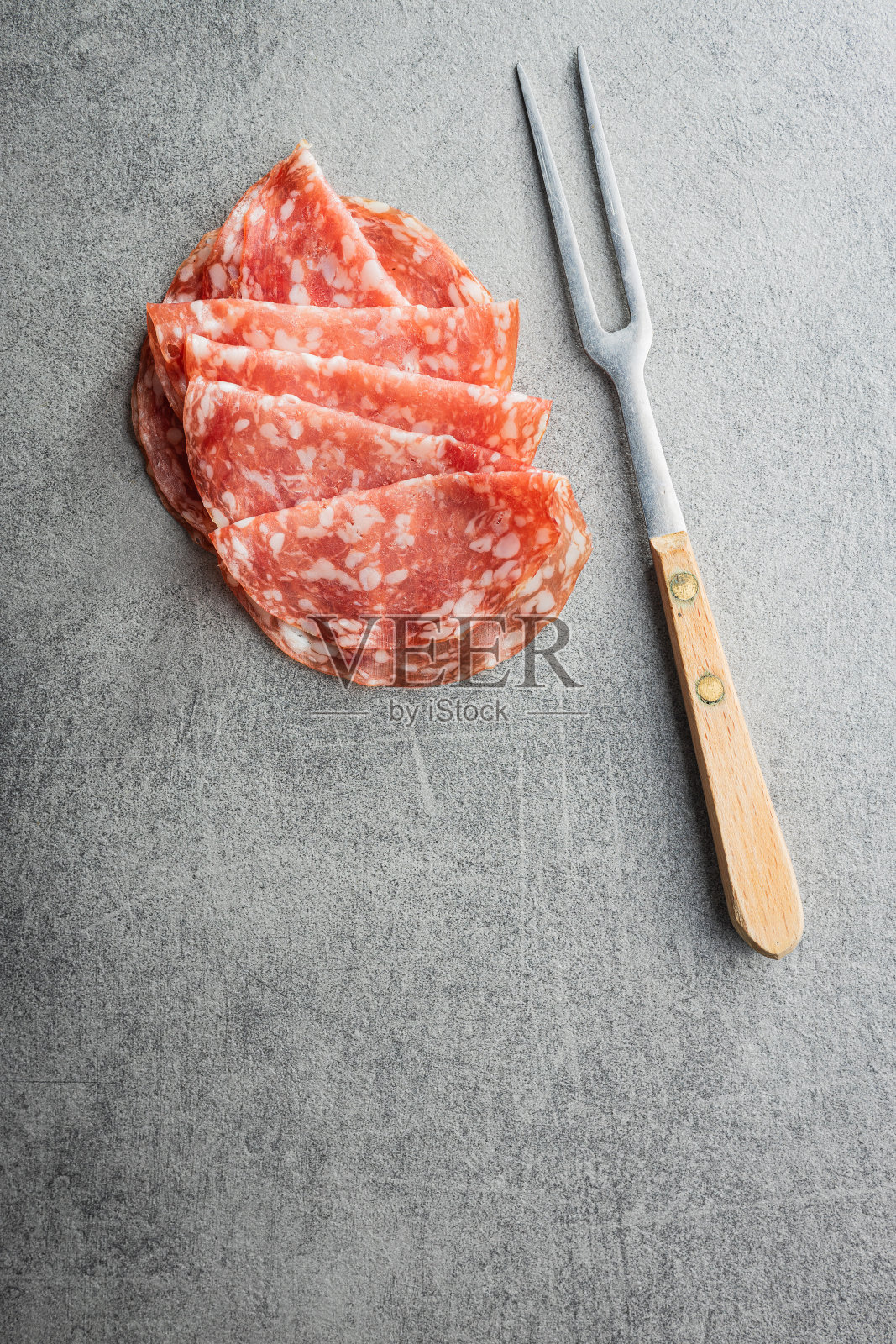 切香肠。切碎的猪肉香肠照片摄影图片