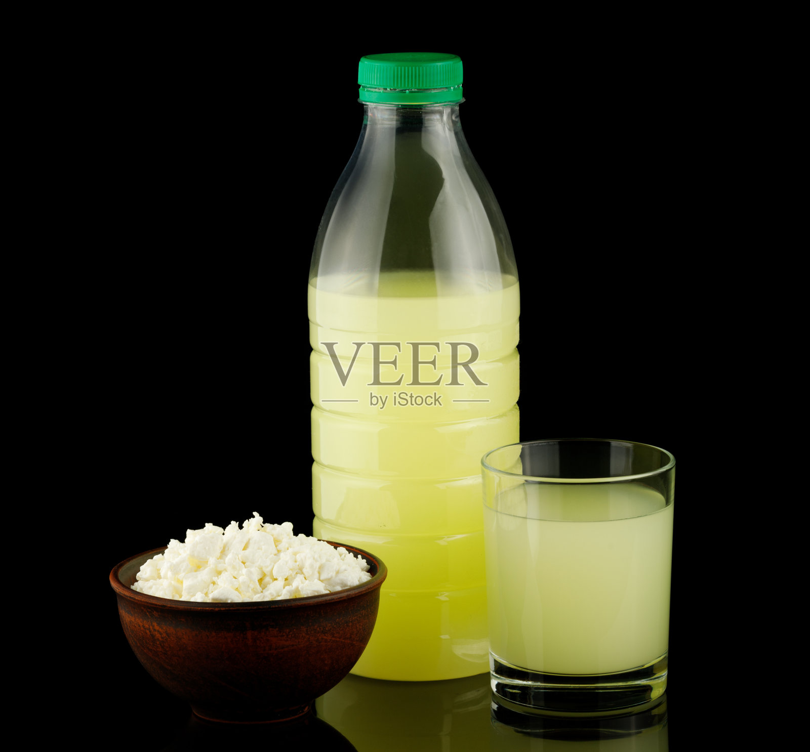 乳清乳制品，装在玻璃杯和瓶子里照片摄影图片