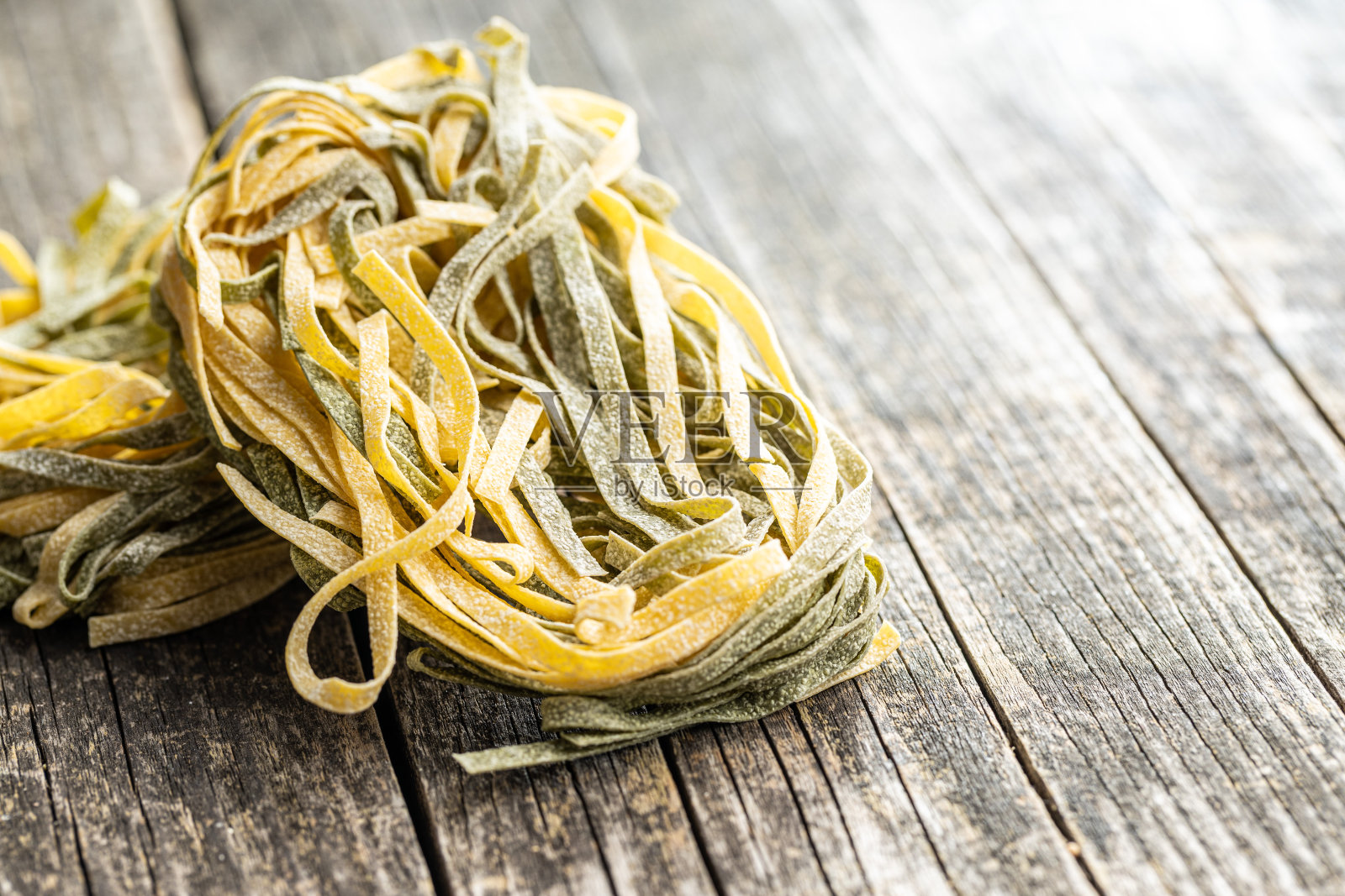 鸡蛋面条。面条有菠菜味。照片摄影图片