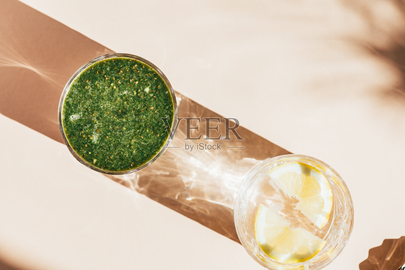 绿冰沙，柠檬水和维他命照片摄影图片