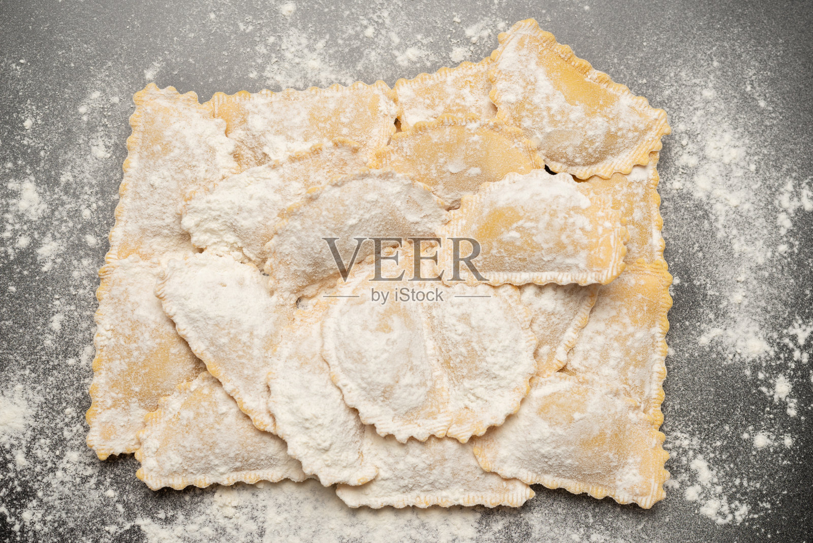 用生的馄饨做背景。健康的意大利食品。照片摄影图片