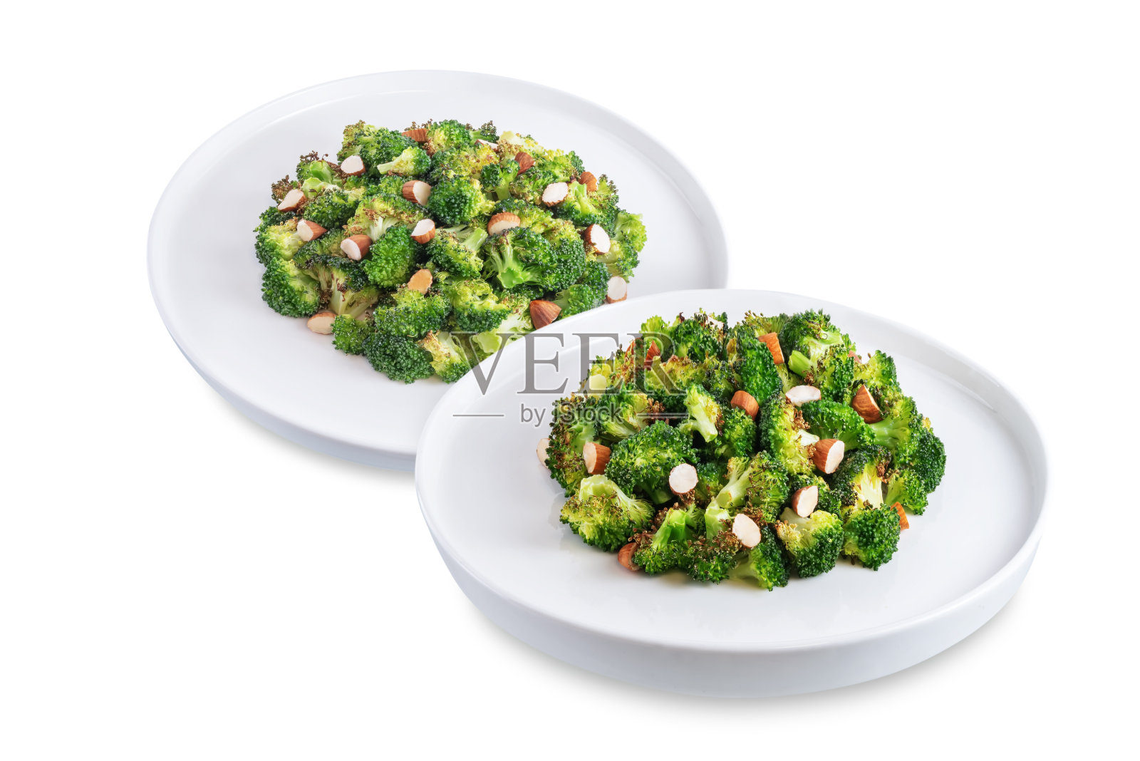 烤西兰花与杏仁片在一个白色孤立的背景照片摄影图片