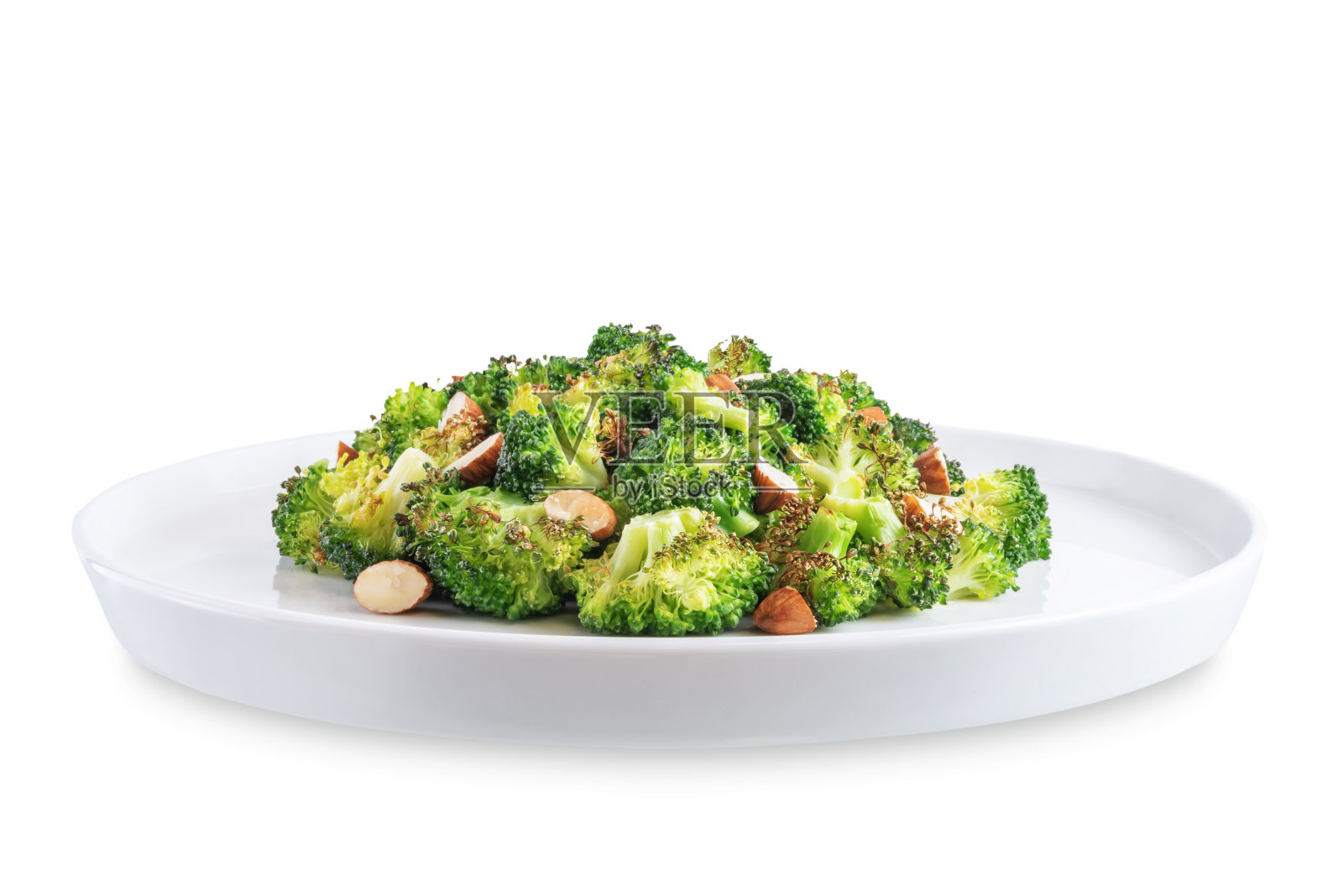 烤西兰花与杏仁片在一个白色孤立的背景照片摄影图片